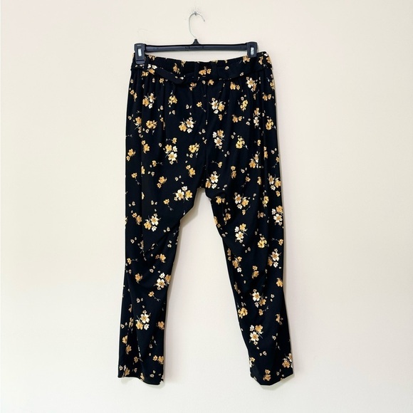 NEW Torrid Black and Yellow Floral Challis Tie Front Tapered Ankle Pants Size 0 - Picture 5 of 12